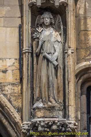 Lincoln - Statues at the Stone Bow