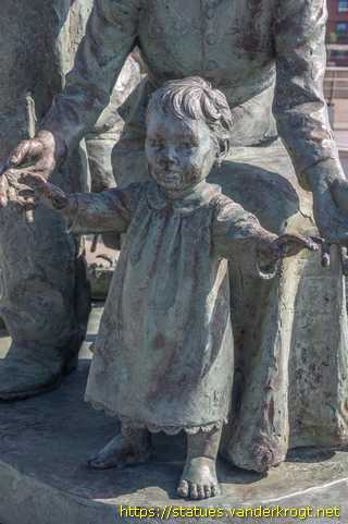 Hull - Emigrants en route to America