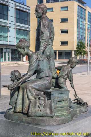 Hull - Emigrants en route to America