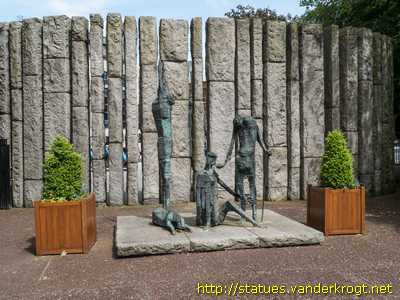 Dublin - Baile Átha Cliath / Theobald Wolfe Tone - Famine Memorial / Cuimhneachán an Ghorta