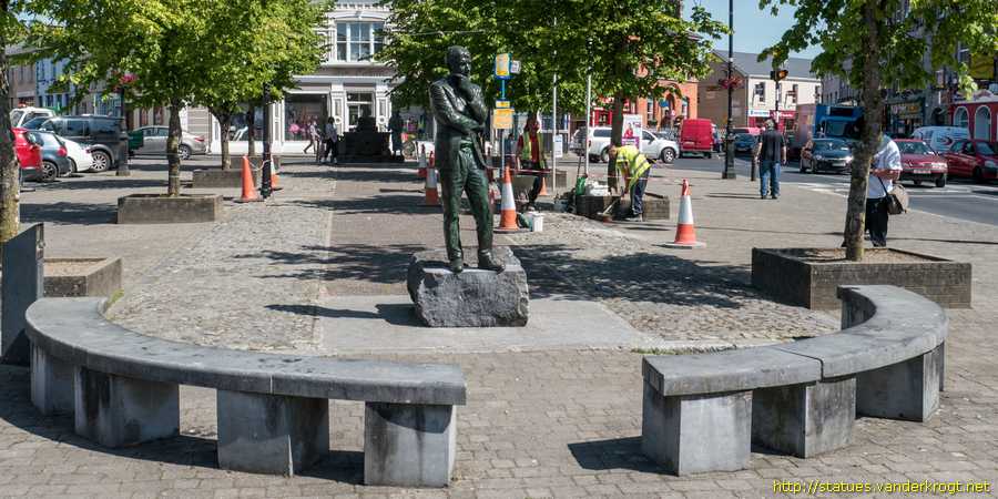 Newcastle West - An Caisleán Nua / Michael Hartnett - Mícheál Ó hAirtnéide
