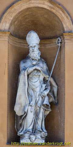 Parma - Statue dei Santi alla Chiese di San Vitale