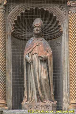 Arezzo - Sculture alla facciata del Palazzo della Fraternita dei Laici