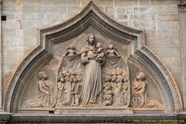 Arezzo - Sculture alla facciata del Palazzo della Fraternita dei Laici