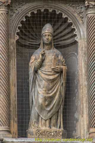 Arezzo - Sculture alla facciata del Palazzo della Fraternita dei Laici