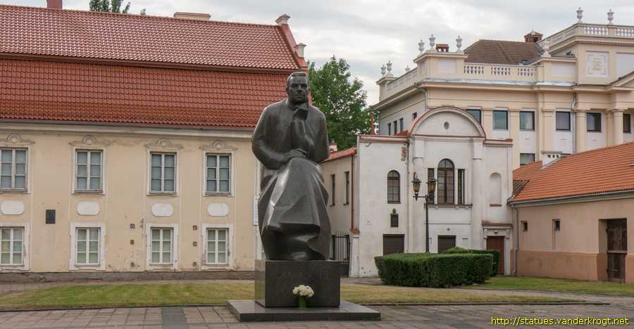 Kaunas - Paminklas Maironio