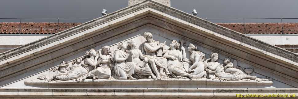 Lisboa - Esculturas na fachada do Teatro Nacional Dona Maria II