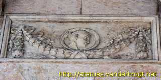 Lisboa - Esculturas na fachada do Teatro Nacional Dona Maria II