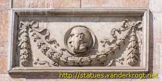 Lisboa - Esculturas na fachada do Teatro Nacional Dona Maria II