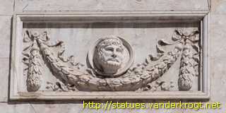 Lisboa - Esculturas na fachada do Teatro Nacional Dona Maria II