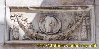 Lisboa - Esculturas na fachada do Teatro Nacional Dona Maria II