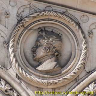 Lisboa - Retratos na fachada da Estação do Rossio