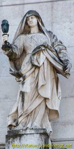 Lisboa - Estátuas na Basílica da Estrela