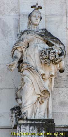 Lisboa - Estátuas na Basílica da Estrela