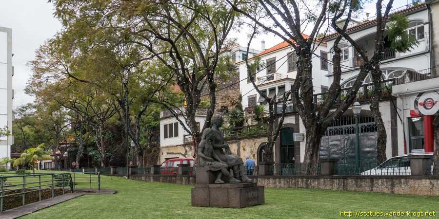 Funchal - Monumento à Bordadeira Madeirense